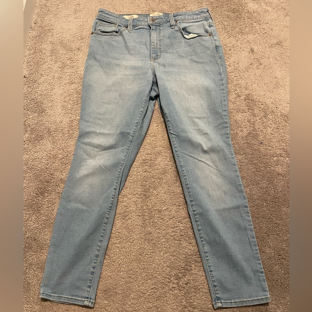 Size 12/31 women’s light wash high rise skinny jeans from Universal Thread